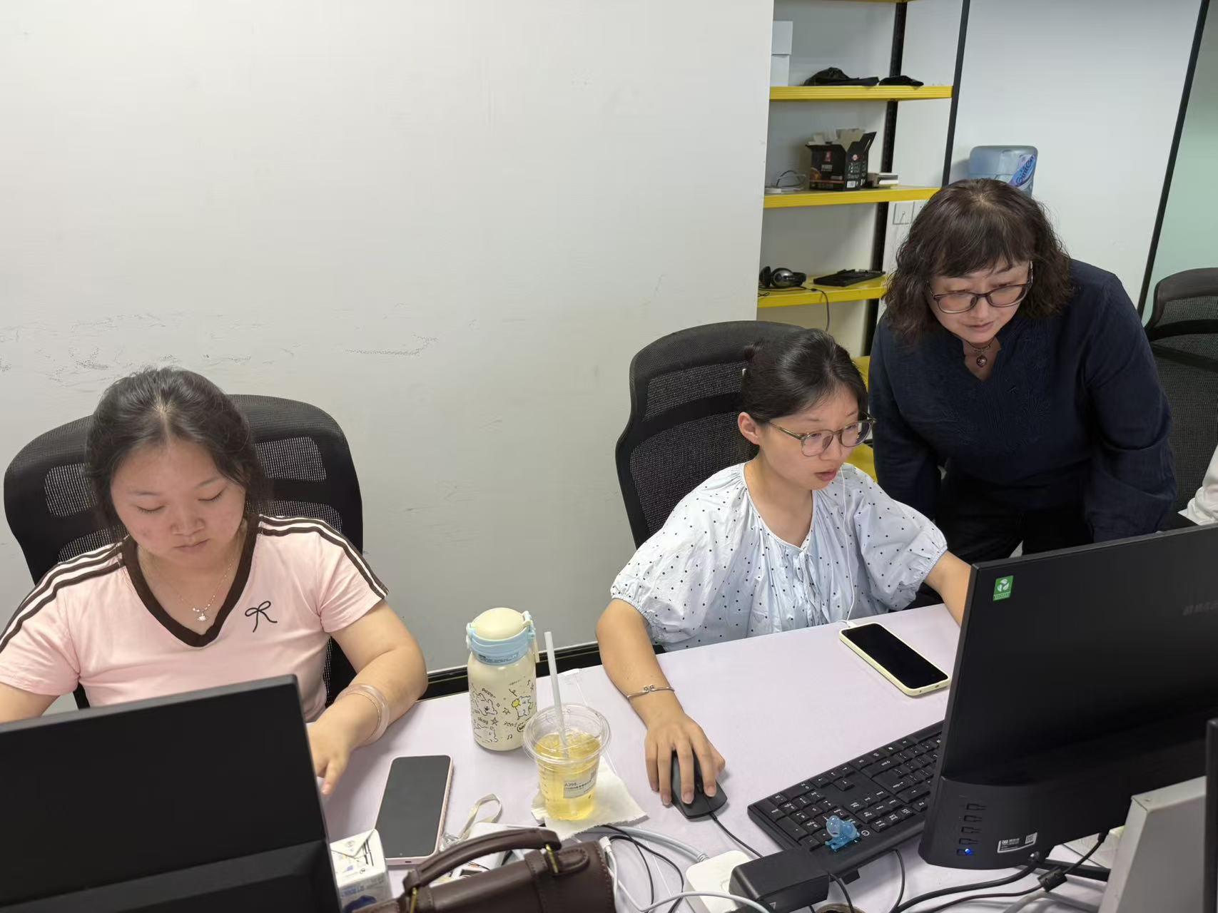 学校老师到企访问指导学生